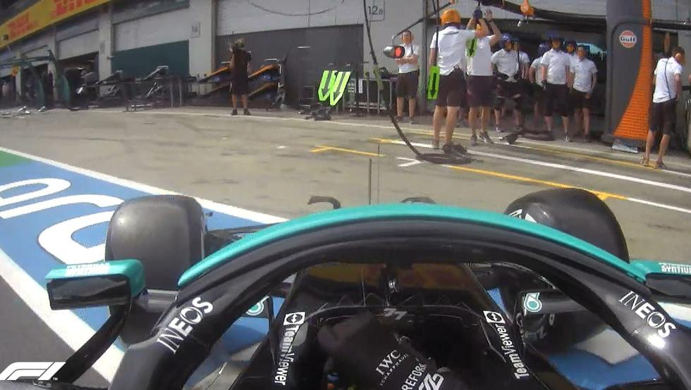 ¡Bottas hizo un trompo en el pit lane junto a los mecánicos! El piloto...