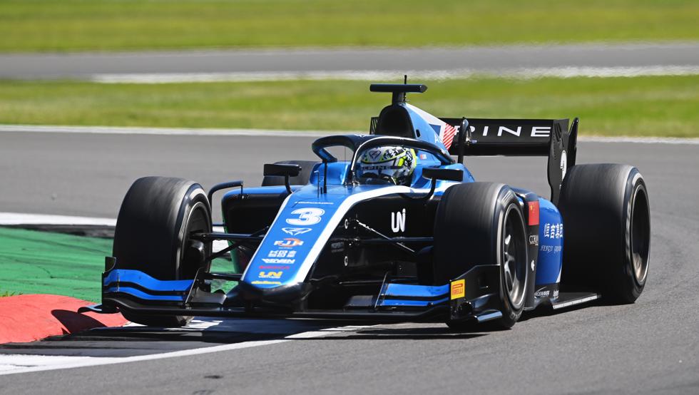 El chino Zhou gana la F2 en Silverstone.