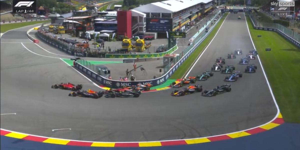 Salida del Gran Premio de Bélgica: buena salida de Alonso y toque de Piastri