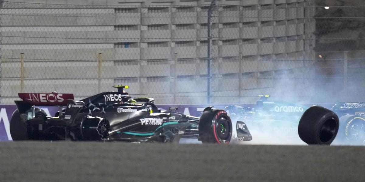 Hamilton y Russell chocan, Alonso en posición de podio