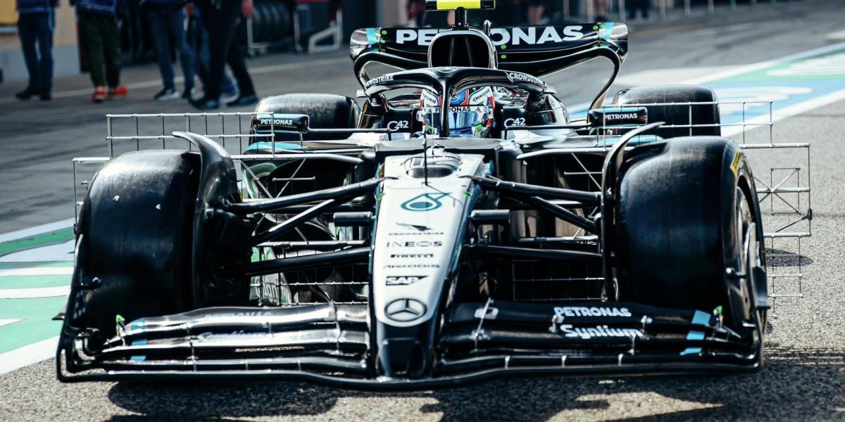 Antonelli ya lidera los Mercedes, tras quedar por detr&aacute;s de Hamilton.