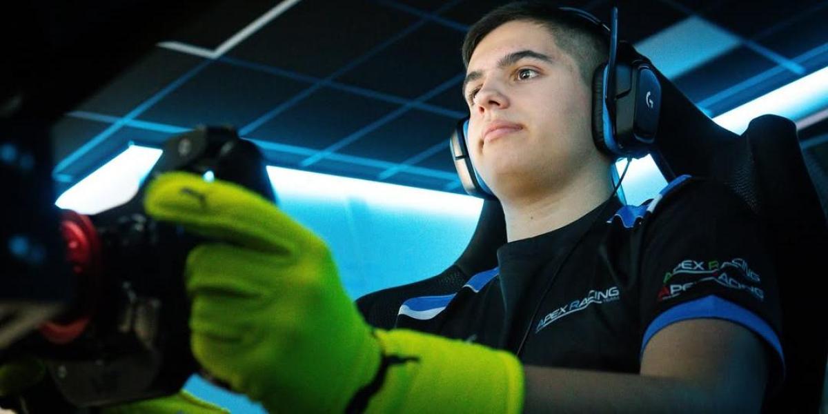 Aarón Vázquez, el joven piloto cántabro que supera a Max Verstappen.